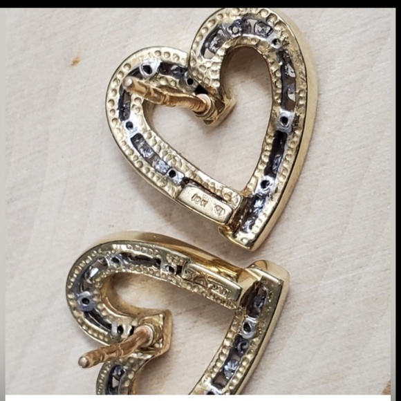 ⭐️10K Gold⭐️ Classic Diamond 💎 Heart 💗 Stud Earrings EUC - Picture 3 of 10